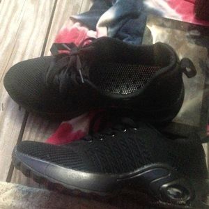 Women's tennis shoes